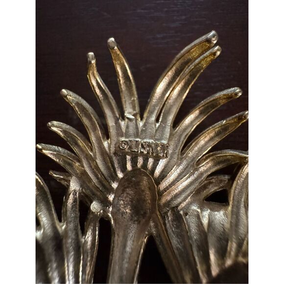 Vintage 80s LISNER women’s signed gold toned brooch and matching earrings set - Picture 9 of 9